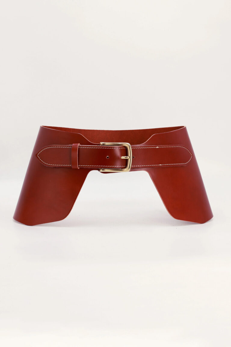 Cinturón de piel artesanal en color marrón con hebilla dorada. © ECUE