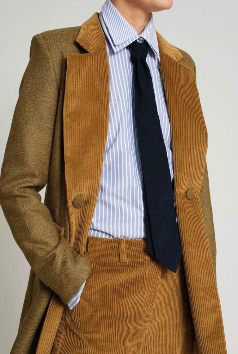 Modelo con abrigo de pana y corbata en un estilo andrógino. © Zaitegui