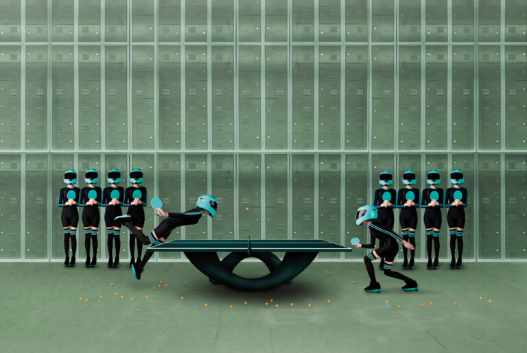 Uno de los deportes favoritos de Hardibudi se transforma en un espectáculo surreal. Los jugadores, con cascos inspirados en Daft Punk, convierten el juego en una metáfora futurista donde identidad, disciplina y fantasía se cruzan en una misma mesa.