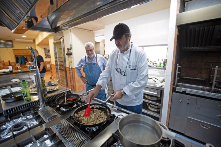 De hombres, fuego y cuchara, los txokos son el fuego lento del País Vasco. La guarida de la cocina de casa, la sencillez del hogar.