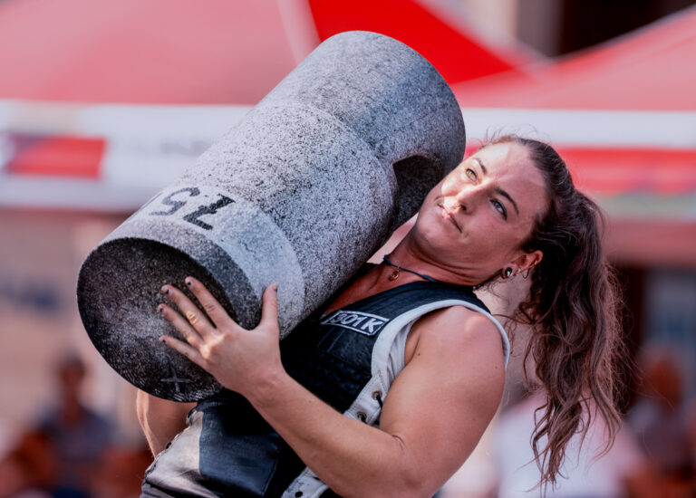 Mujer levantando una piedra cilíndrica en competición de Herri Kirolak.