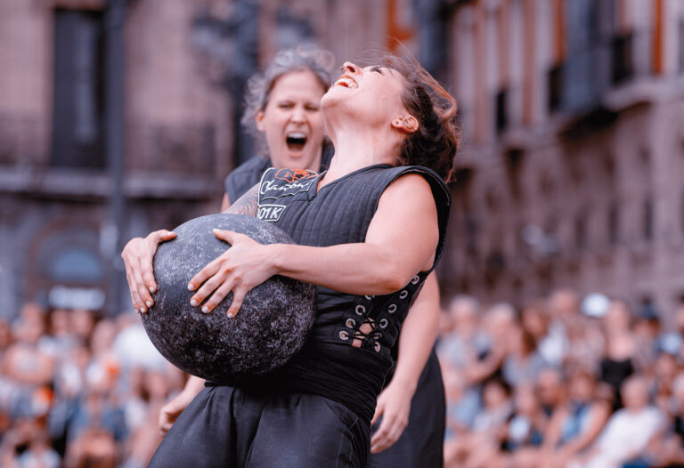 El gesto clásico de los harrijasotzaileak: levantar la piedra esférica hasta el hombro y sostenerla como símbolo de poder y tradición.