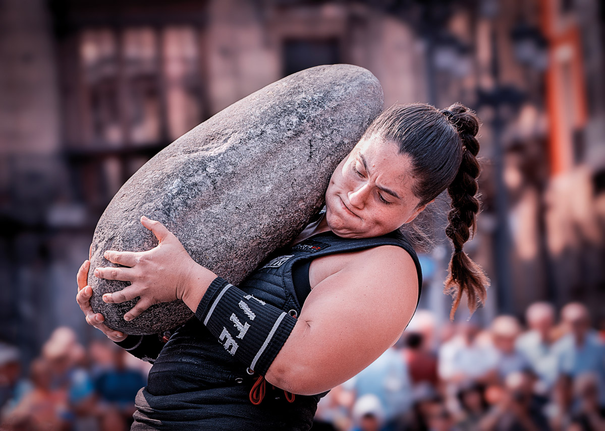 Mujer levantando una piedra irregular en competición de Herri Kirolak
