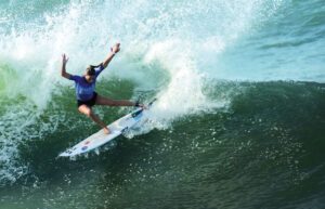 Janire González-Etxabarri surfeando en una ola durante una competencia. © Pablo Jiménez. International Surfing Association.