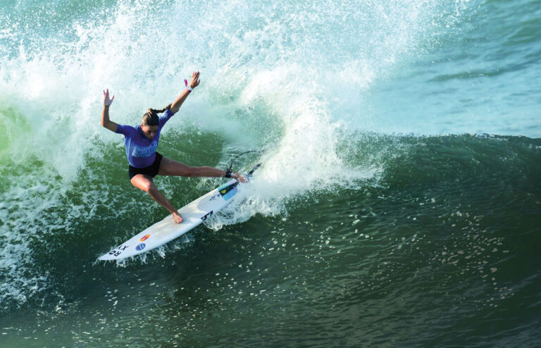 Janire González-Etxabarri surfeando en una ola durante una competencia. © Pablo Jiménez. International Surfing Association.