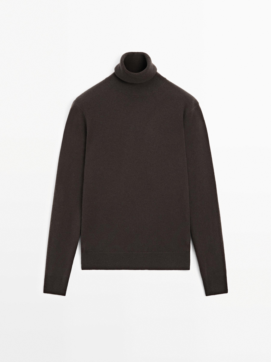 Jersey de cuello vuelto en color marrón oscuro sobre fondo blanco. © Zara