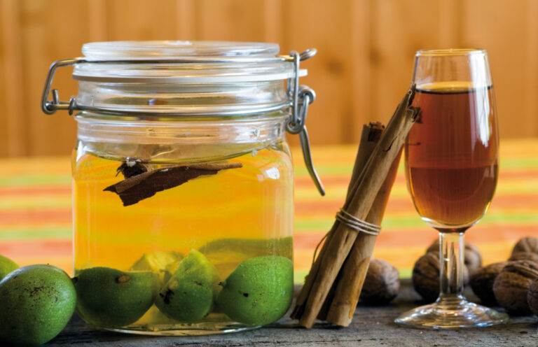 Licor de nueces verdes en frasco con canela y nueces