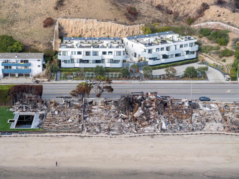 Vista aérea del paisaje devastado por incendios en Malibú, California. ©Jeffrey Milstein