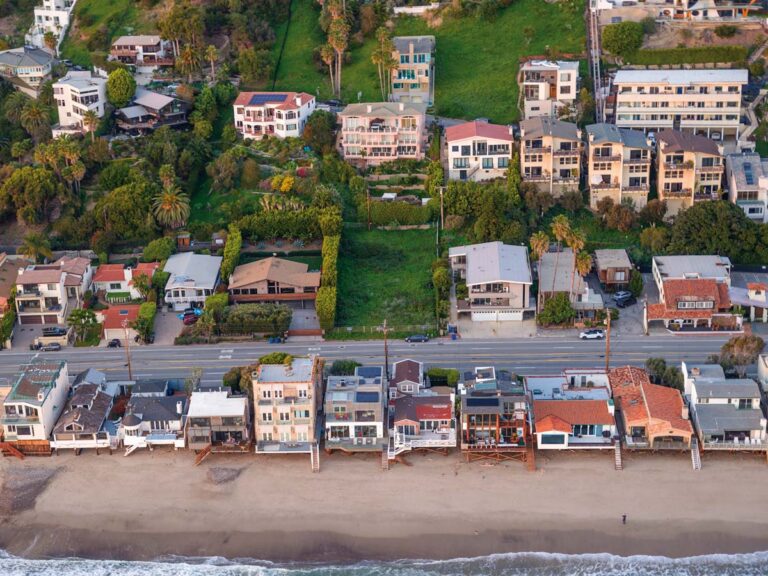 Fotografía aérea de Malibú, mostrando el paisaje antes de los devastadores incendios de 2025. ©Jeffrey Milstein
