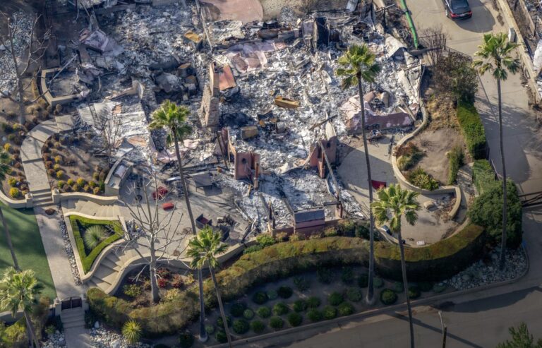 Vista aérea de un paisaje arrasado por incendios en Los Ángeles. ©Jeffrey Milstein