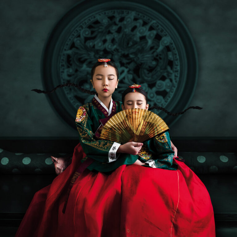 Inspirada en las princesas de la era Joseon (1392–1897), esta serie mezcla tradición y contemporaneidad. Los vestidos de hanbok y la atmósfera palaciega se entrelazan con un aire surreal que honra la hermandad femenina y la elegancia intemporal.