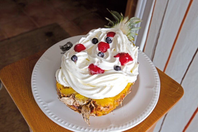 Piña natural con helado de limón y nata montada.