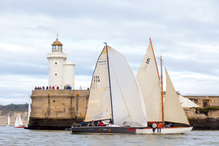 Los barcos se adentran en el Abra tras el impacto visual del inicio. © Rafa Aspiunza (R.C.M.A. - R.S.C.)