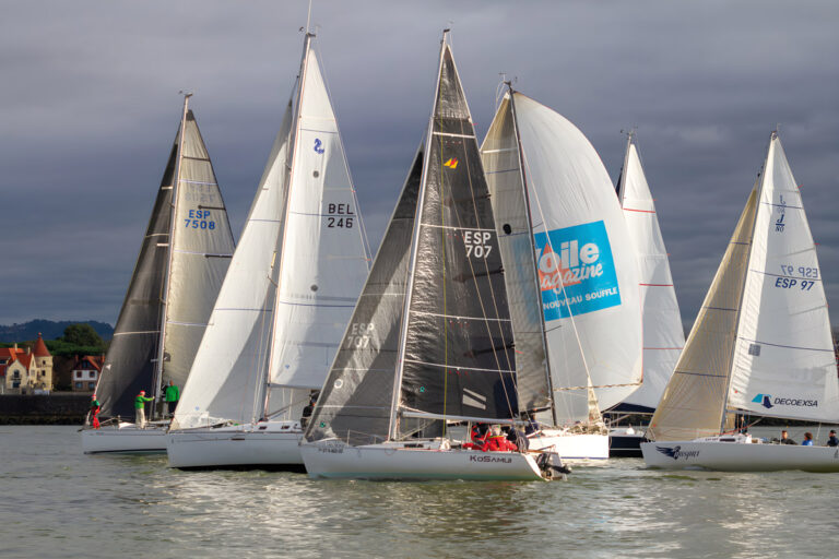 Barcos de vela compitiendo en la Regata del Gallo bajo el Puente Colgante © Rafa Aspiunza (R.C.M.A. - R.S.C.)