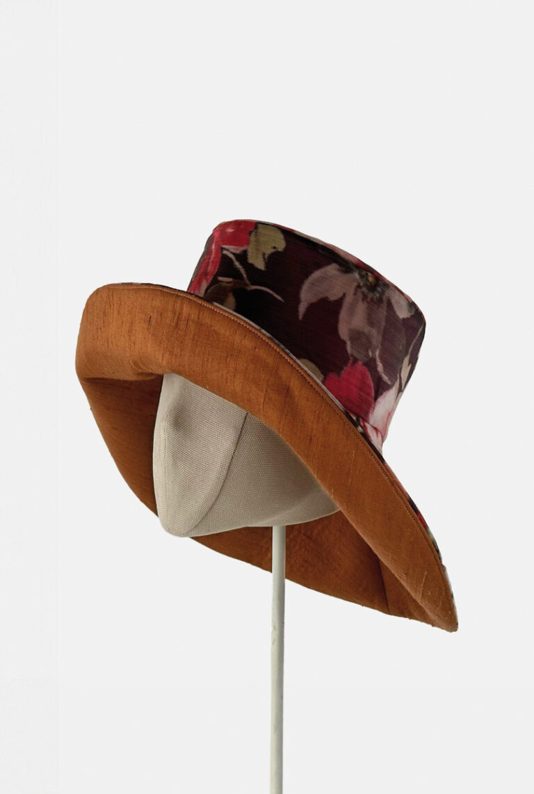 Sombrero reversible con detalles florales y ala ancha. © Nana Golmar