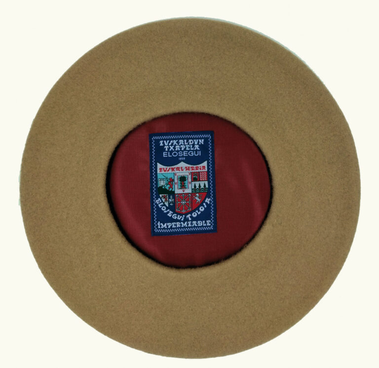 Txapela de color camel con etiqueta de Elósegui en el interior. © Elósegui