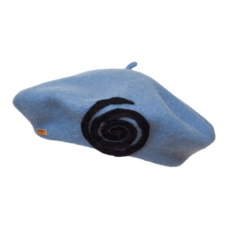 Boina azul con diseño en espiral negra de Elósegui. © Elósegui