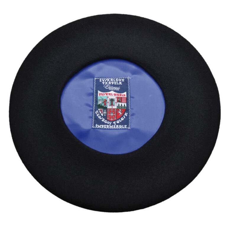 Txapela negra de Elósegui con diseño clásico y elegante. © Elósegui