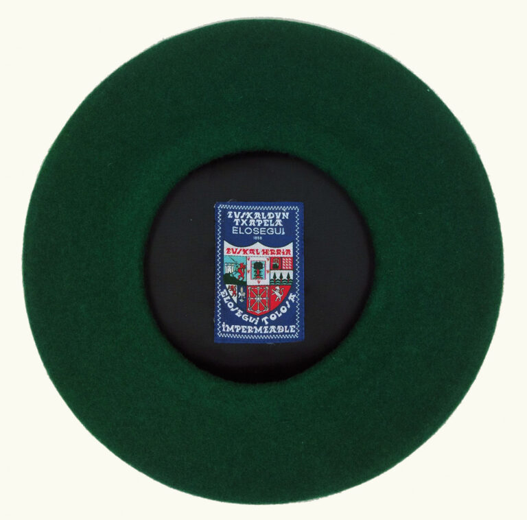 Txapela verde de la marca Elósegui con etiqueta visible. © Elósegui