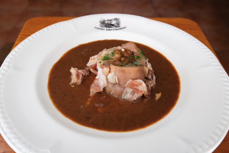 Manos de cerdo rellenas de boletus y foie, bañadas con salsa de carne y envueltas en un abrigo de lámina de tocino.
