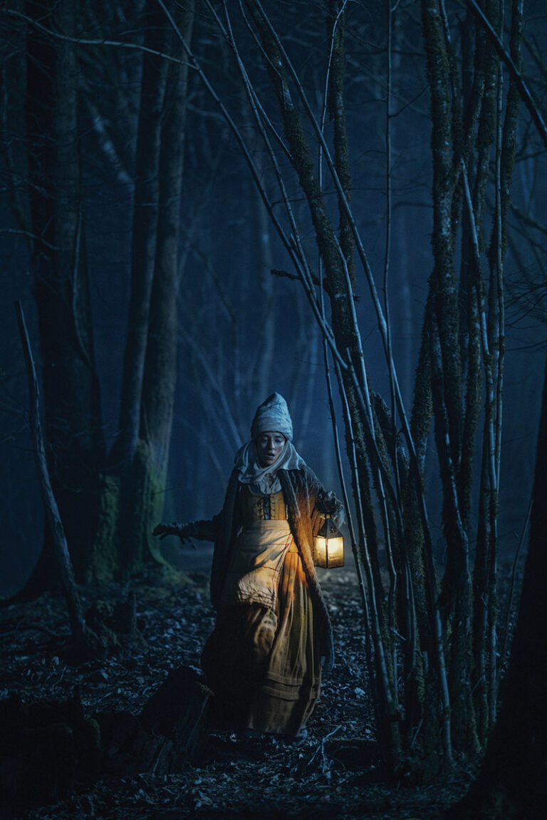 Yune Nogueiras adentrándose en la oscuridad del bosque. © David Herranz