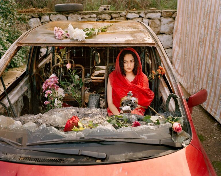 Farah (en su automóvil calcinado), Abey, Líbano, 2020.