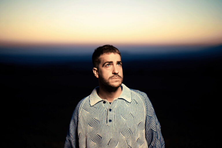 Retrato de Iñigo Etxezarreta de la banda ETS con fondo de atardecer ©Mario Lezaun