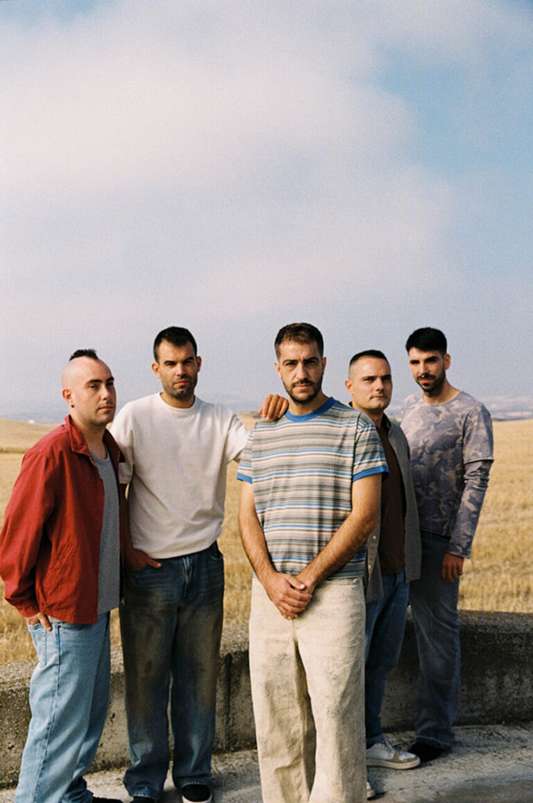 Miembros de la banda ETS posando en un paisaje abierto ©Mario Lezaun