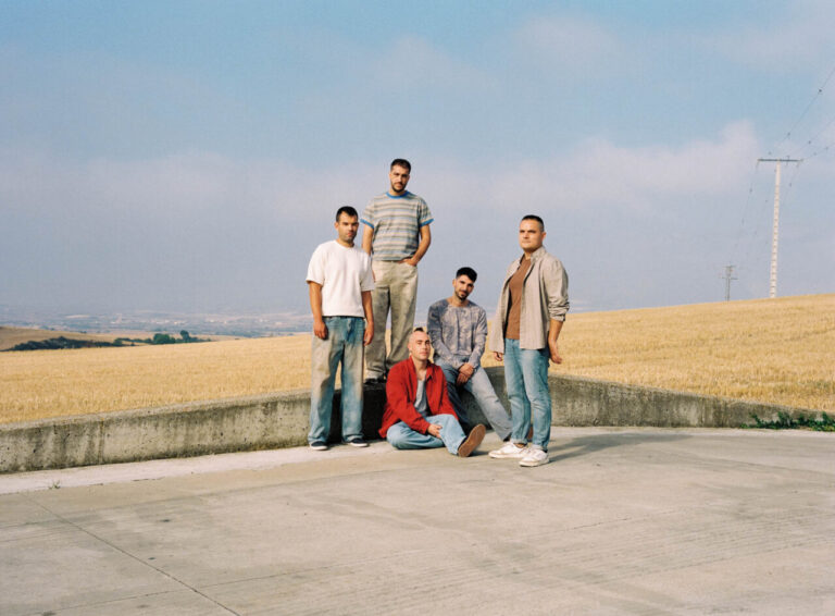 Fotografía de la banda ETS en un paisaje rural ©Mario Lezaun