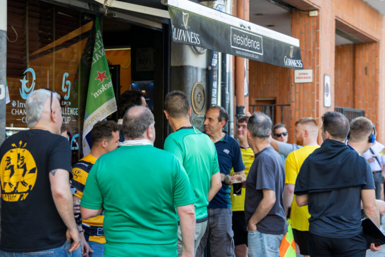 Aficionados del rugby en la entrada del bar Residence en Bilbao @Pablo Urkiola