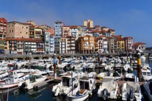 Vista del puerto pesquero de Bermeo con barcos y casas coloridas. ©Jon Benito