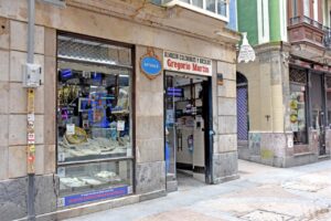 Fachada del colmado Gregorio Martín en Bilbao con productos de bacalao. © Hibai Agorria
