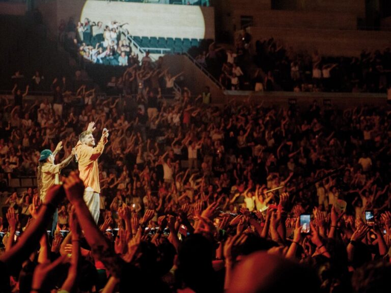 Concierto de ETS con público animado en el Palau Sant Jordi ©Mario Lezaun