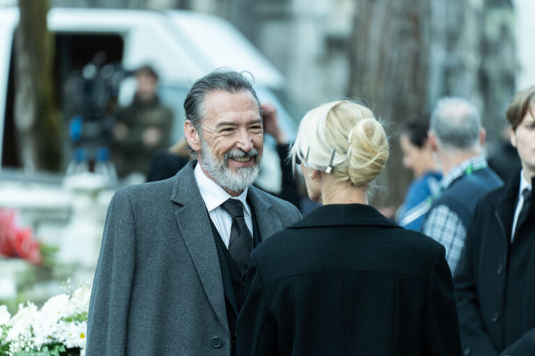 Álvarez Candela (Ginés García Millán) charlando con Carmen (Belén Rueda).