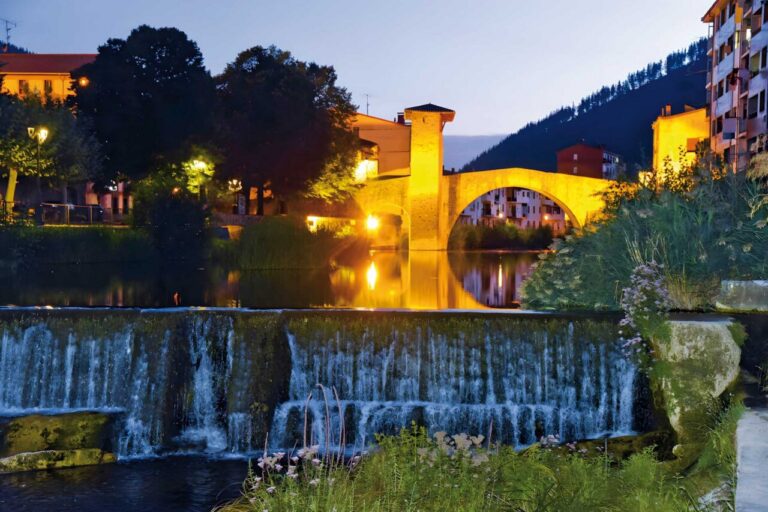 Puente Viejo de Balmaseda, uno de los símbolos más reconocibles de la villa y uno de los puentes medievales más emblemáticos de Bizkaia. © Oier Rey Delika.