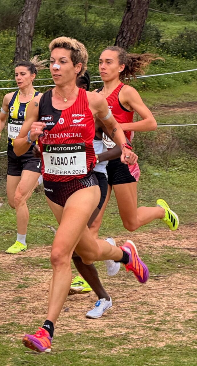 Atletas del Club Bilbao Atletismo Santutxu compitiendo en una carrera en Albufeira.