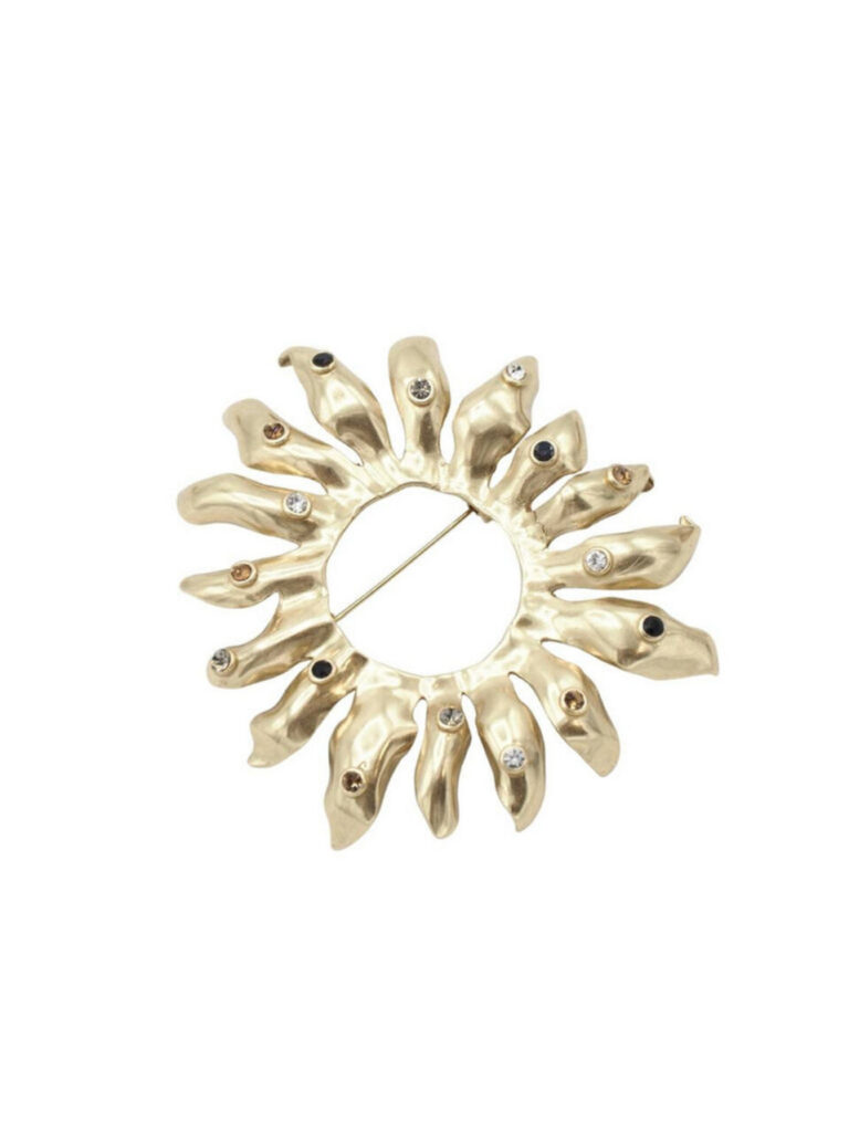 Broche dorado con diseño de hojas y piedras preciosas © sita nevado
