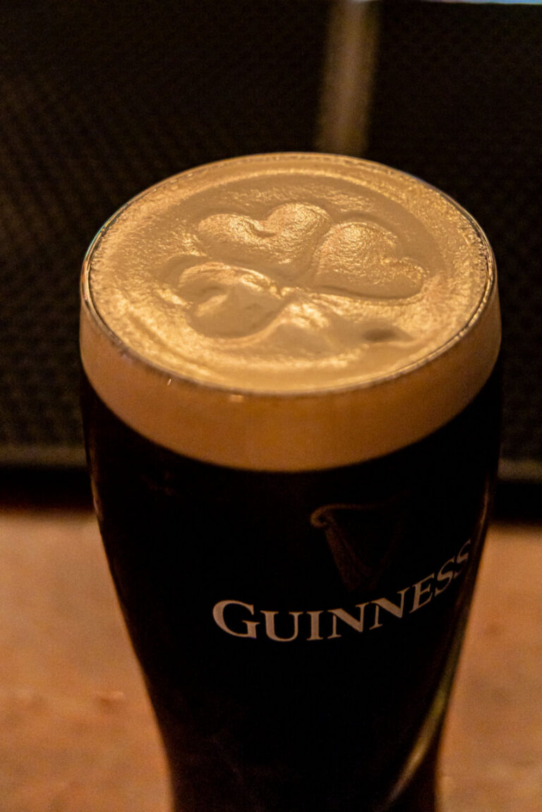 Cerveza Guinness con espuma en forma de trébol en un bar @Pablo Urkiola