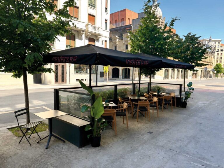 Terraza del restaurante CEVITXEF en Bilbao con mesas y plantas