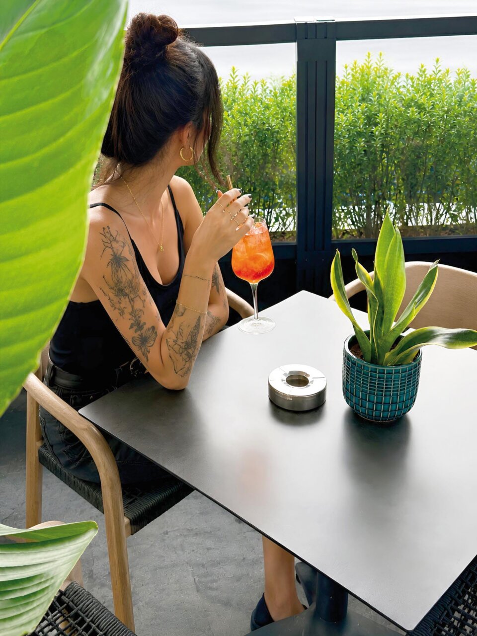 Mujer disfrutando un cóctel en la terraza de Cevitxef en Bilbao