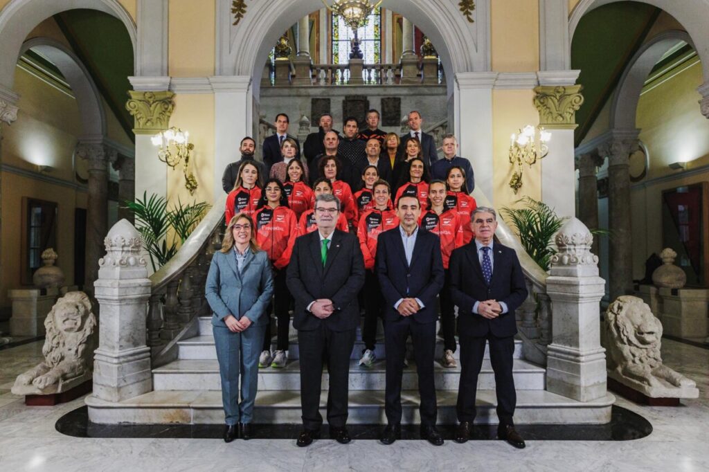 La concejala de deportes Itxaso Erroteta, el alcalde Juan Mari Aburto, el presidente del equipo Álex Carneros y Marcos Muro, director general de Bilbao Kirolak, en la recepción de este año al Bilbao Atletismo en el Ayuntamiento con otros patrocinadores.