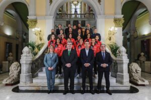 La concejala de deportes Itxaso Erroteta, el alcalde Juan Mari Aburto, el presidente del equipo Álex Carneros y Marcos Muro, director general de Bilbao Kirolak, en la recepción de este año al Bilbao Atletismo en el Ayuntamiento con otros patrocinadores.