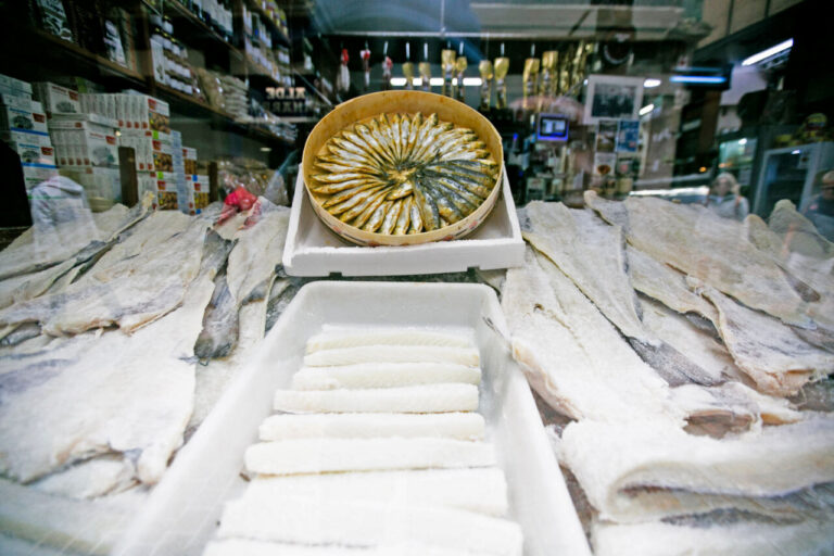 El escaparate de Gregorio Martín, con los cortes de bacalao y un tabal de sardinas viejas. ©Hibai Agorria