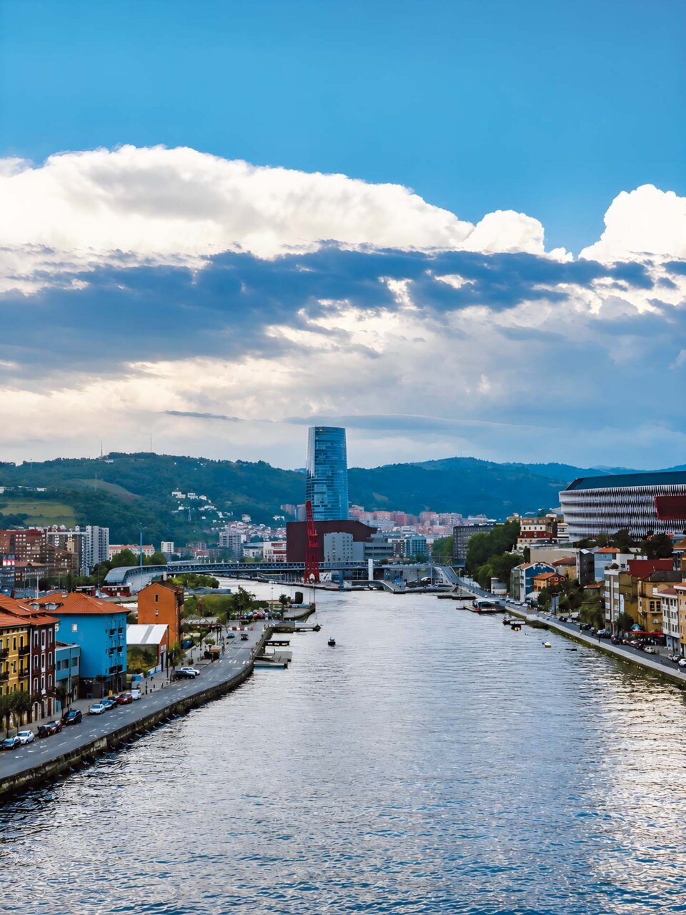 Vista del barrio de Olabeaga en Bilbao con edificios y río