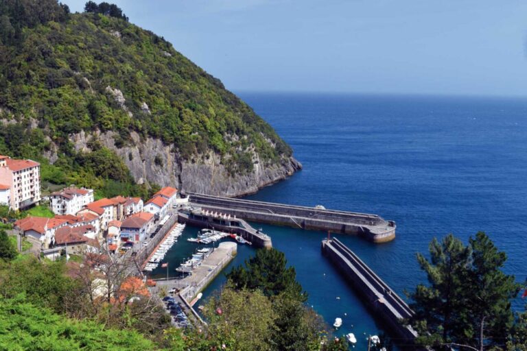 El enclave donde se encuentra Elantxobe sugiere un refugio de piratas, aunque no hay constancia de que esos bandoleros del mar visitaran el puerto. @Jon Benito