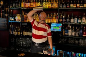 Barman sirviendo una bebida en el bar Residence en Bilbao @Pablo Urkiola