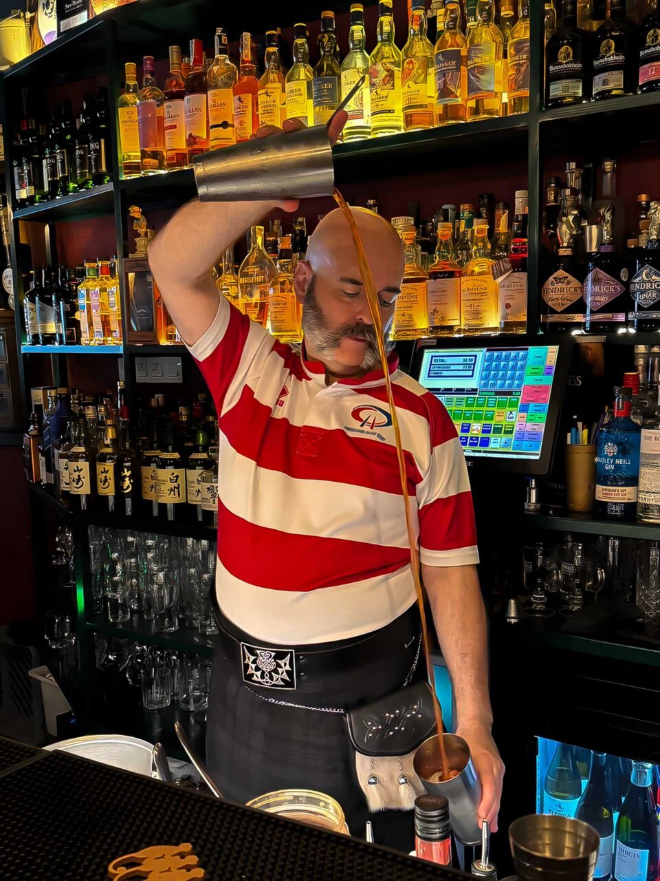 Barman sirviendo una bebida en el bar Residence en Bilbao @Pablo Urkiola