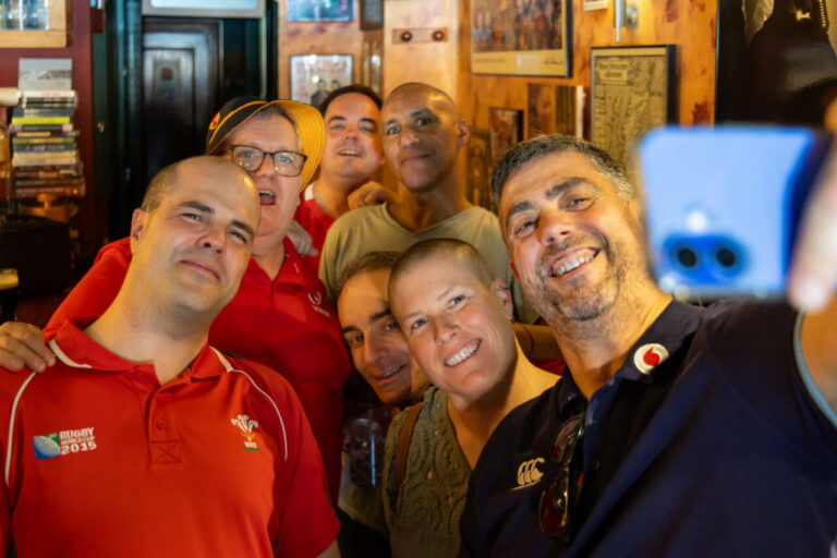 Grupo de aficionados del rugby en el bar Residence en Bilbao @Pablo Urkiola