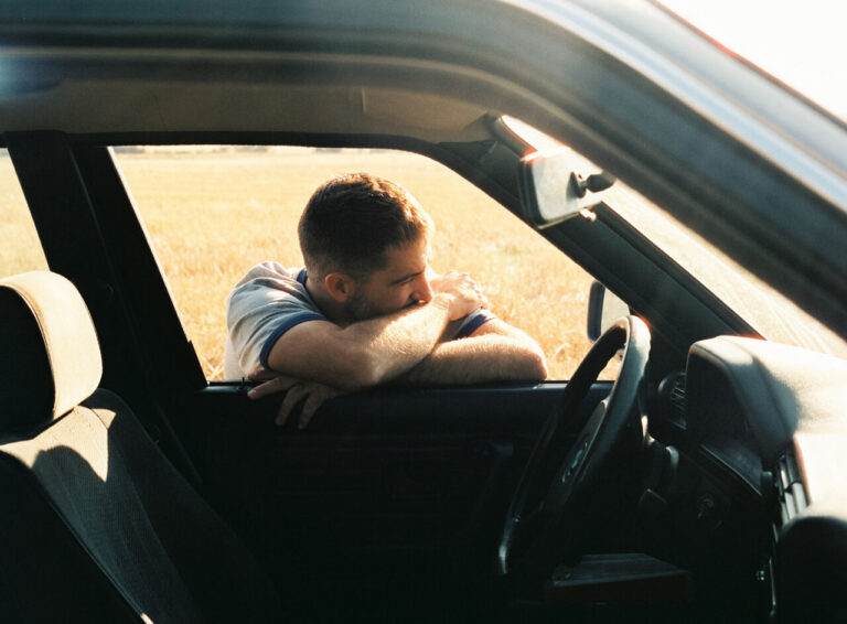 Iñigo Etxezarreta de ETS reflexionando en un coche. ©Mario Lezaun