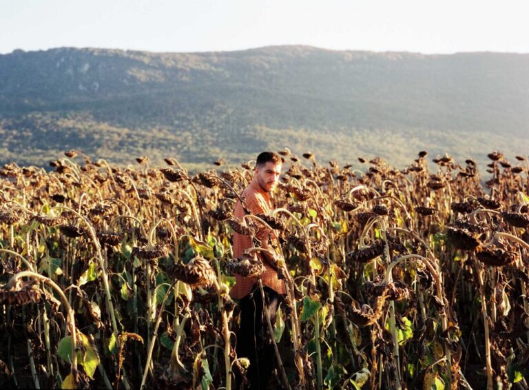 Kike Turrón en un campo de girasoles durante una sesión fotográfica ©Mario Lezaun